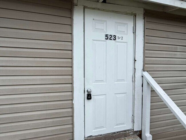 Foto del edificio - Freshly renovated 2/1 home! Apply for FREE This Holiday Season!