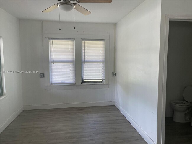 Foto del edificio - 100 NE 6th St