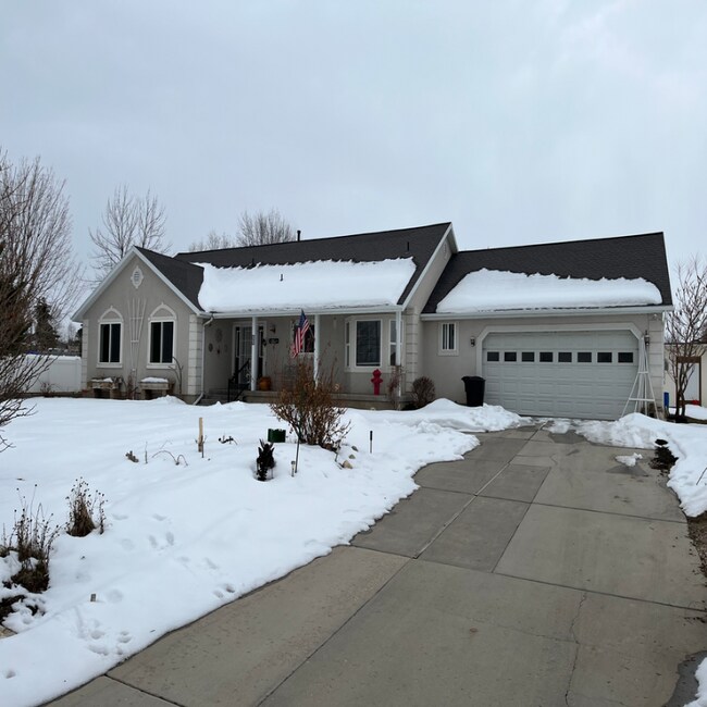 Building Photo - 395 W 800 S