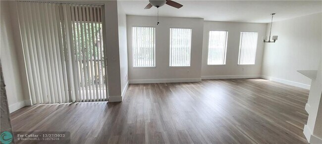 Foto del edificio - 6302 W Sample Rd