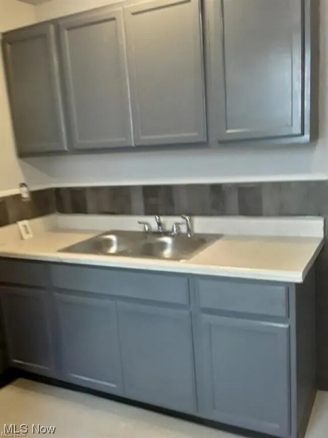 Foto del edificio - Charming Cape Cod Home with Character and Potential