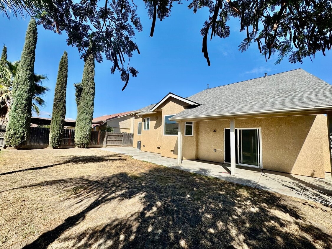 Building Photo - COMING SOON!  4 Bedroom, 3 Bath Tri-Level ...