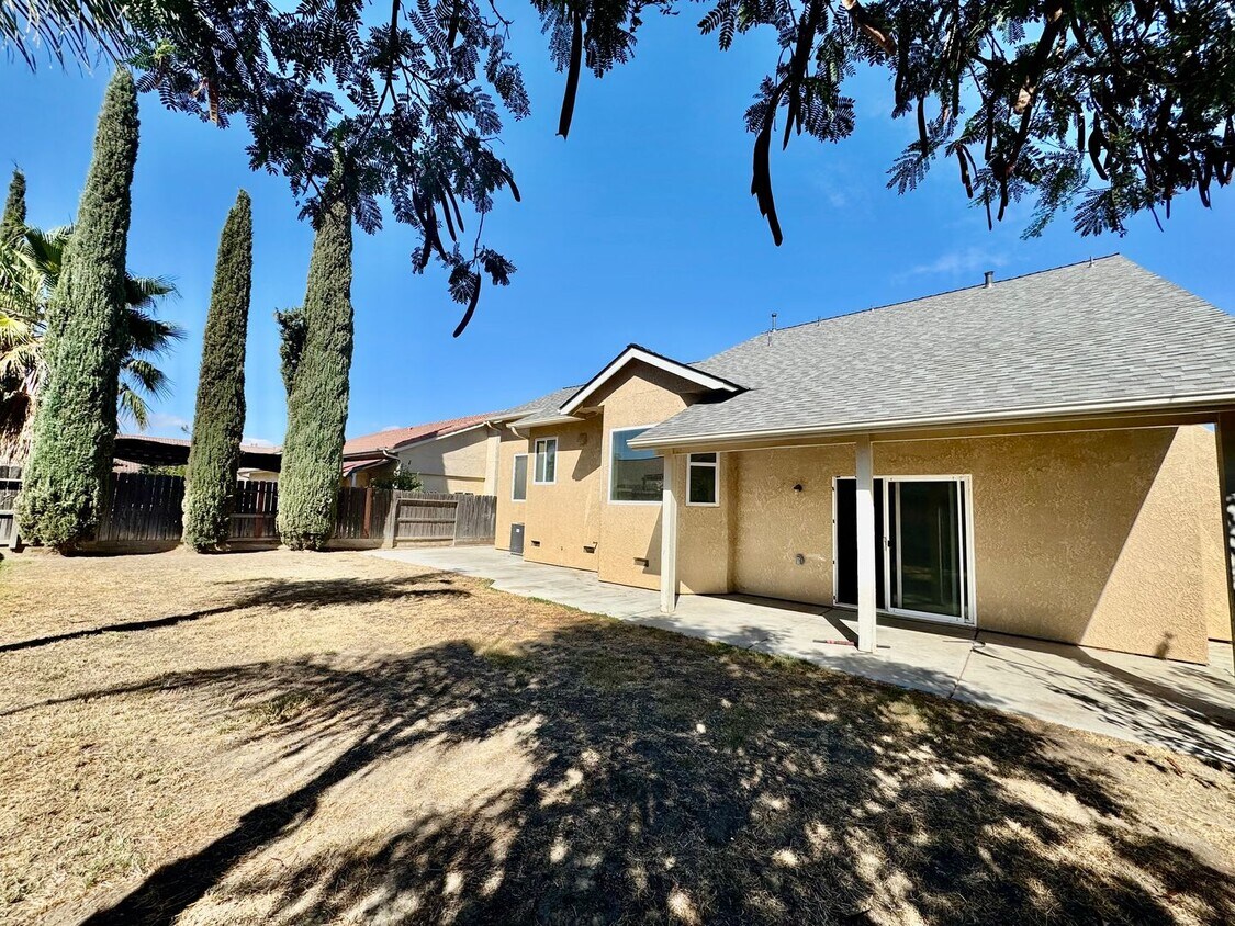 Foto del edificio - COMING SOON!  4 Bedroom, 3 Bath Tri-Level ...