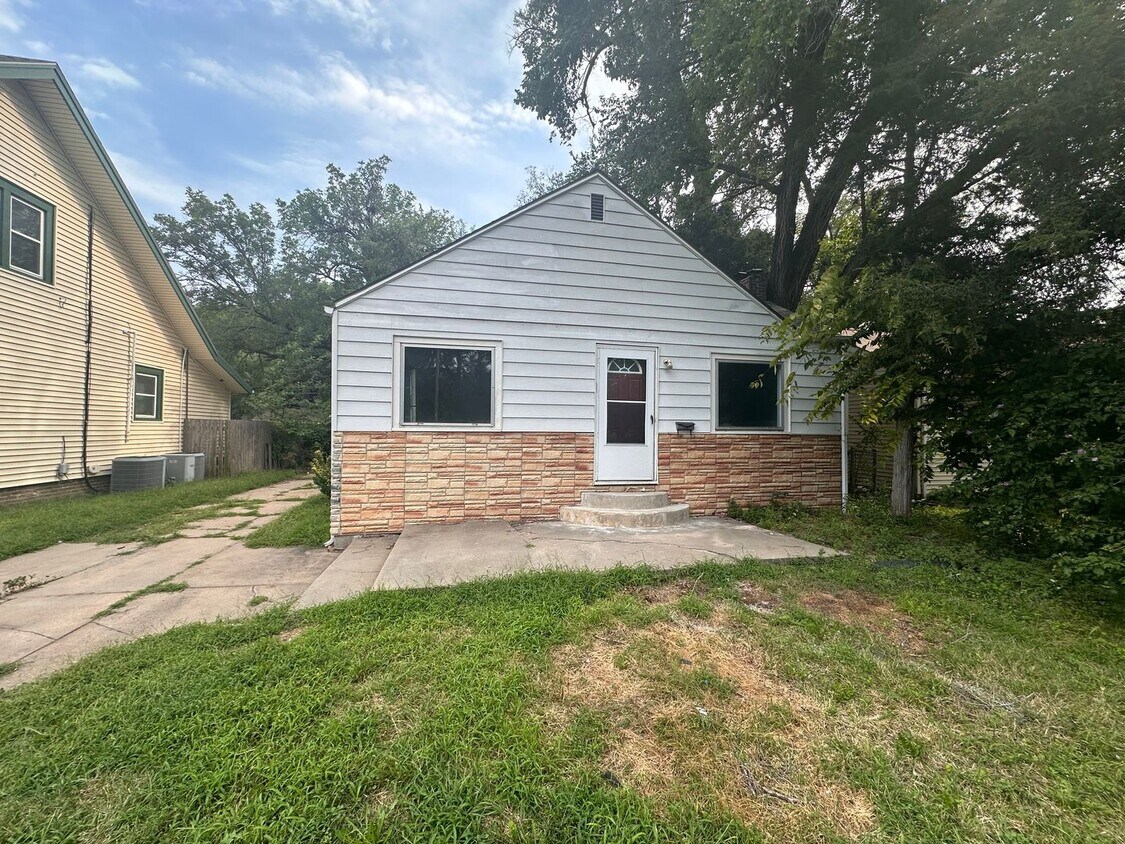 Primary Photo - $900 - 2 bed 1 bath - Single Family Home