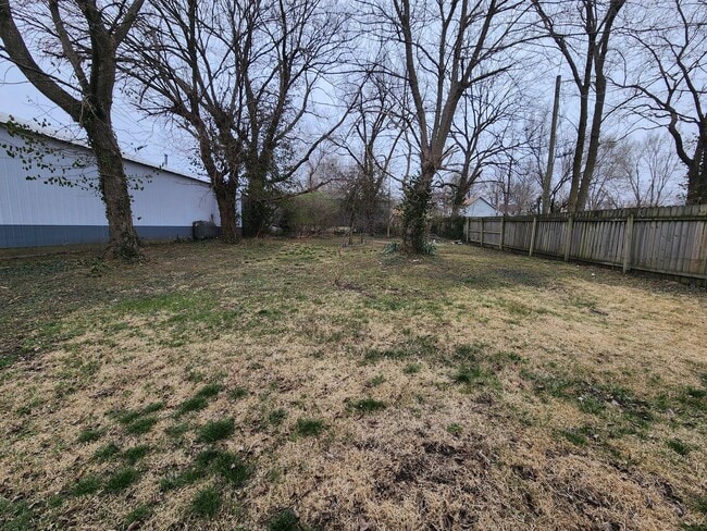 Building Photo - Now available 2 bed, 1 bath house