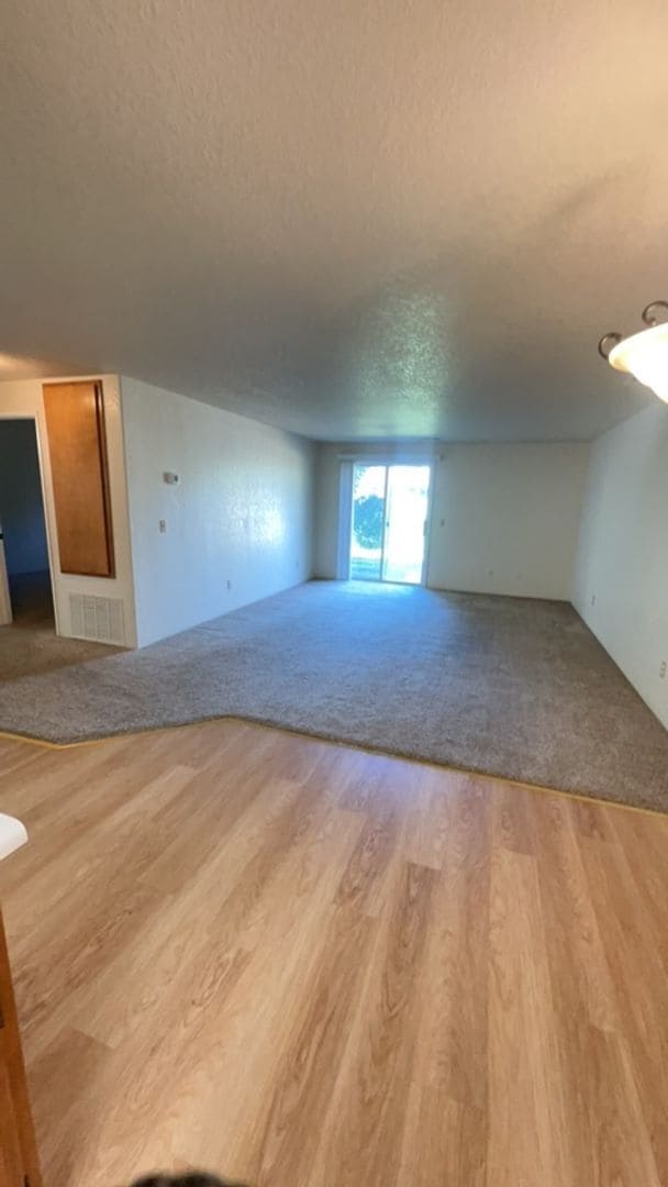 Foto del edificio - 1400-1402 SW Kokanee Ln