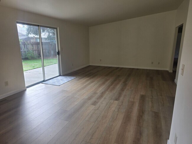 Foto del edificio - 3 bed 2 bath Single Home for Rent in Grants Pass