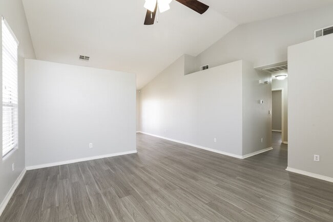 Building Photo - 207 Mariposa Way