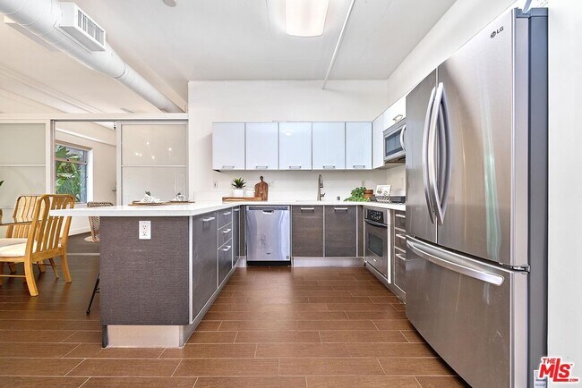 Foto del edificio - 645 W 9th St