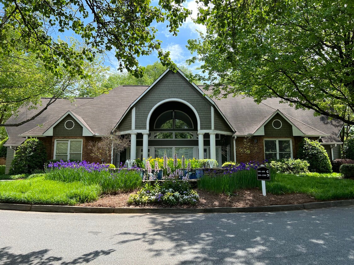 Foto principal - 1043 McGill Park Ave NE