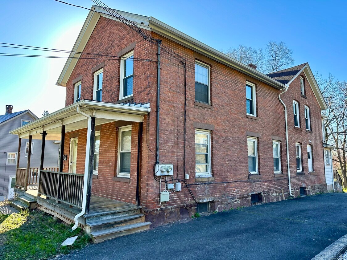 146 Highland Ave Unit 2nd Floor, Middletown, CT 06457 Room for Rent