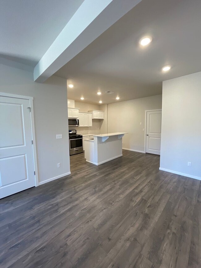 Building Photo - Town Home in NW Redmond's Canyon Ridge - PENDING APPLICATION