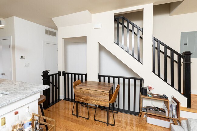 Building Photo - Top Floor 2-Level Townhome with Parking in...