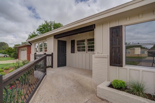 Building Photo - Beautiful Home Completely Remodeled Throug...