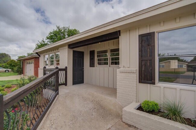 Foto del edificio - Beautiful Home Completely Remodeled Throug...