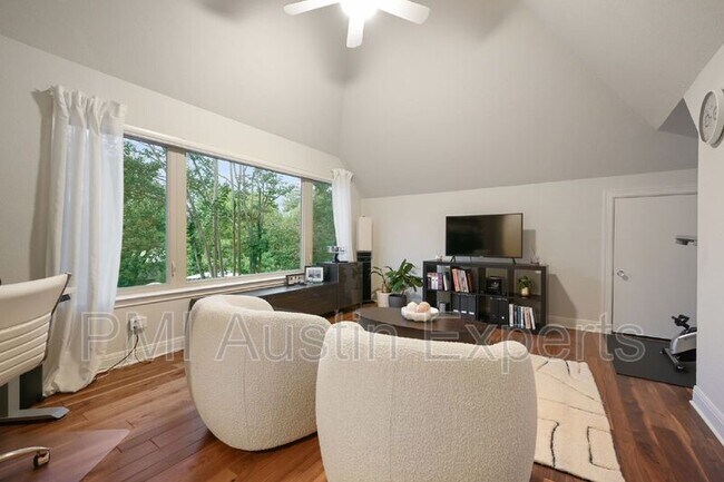 Building Photo - 2800 Round Table Rd