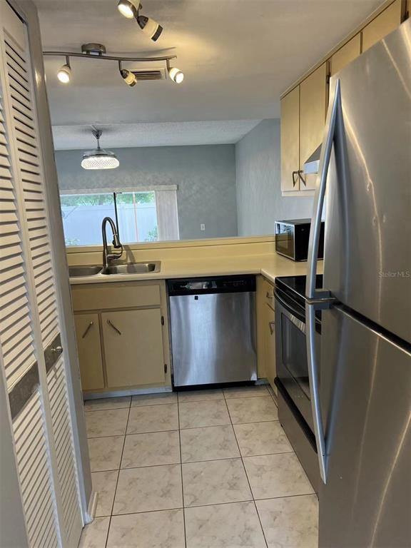 Foto del edificio - 5812 Windhover Dr