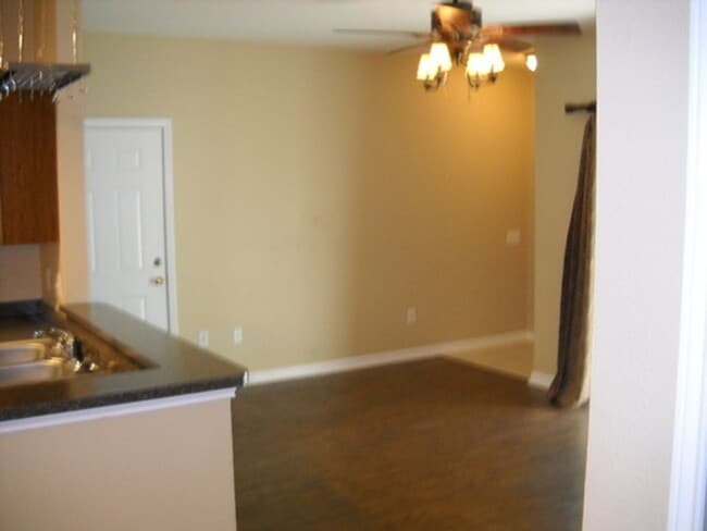 Building Photo - 1 Bedroom/1 Bathroom Available in August!