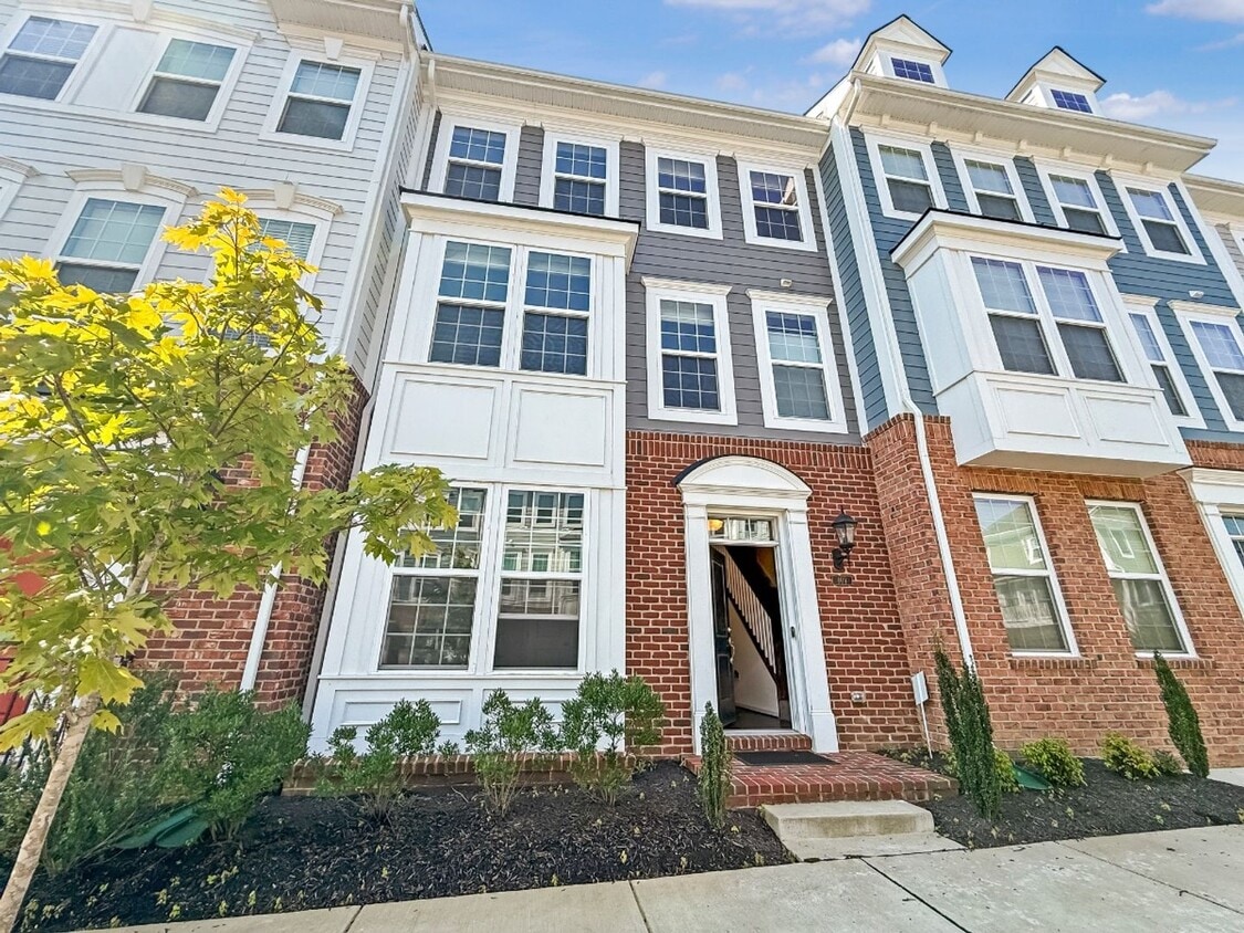 Stunning 4 bedroom townhome with garage - Stunning 4 bedroom townhome with garage