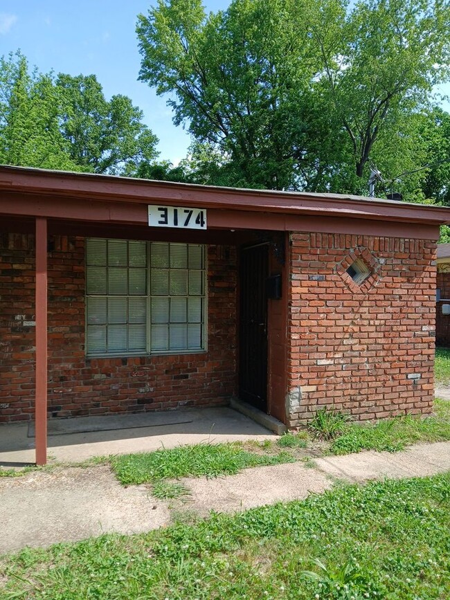Building Photo - Beautifully Renovated 2 bed 1 bath duplex