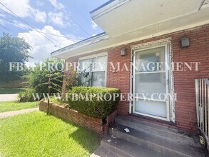 Building Photo - 900 E 6th Ave