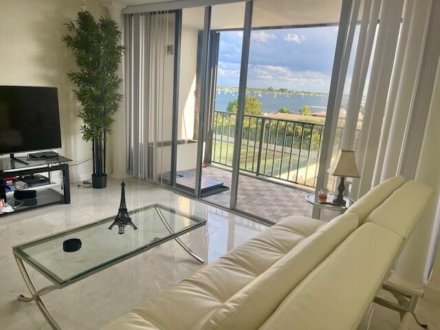 Foto del edificio - 5600 N Flagler Dr