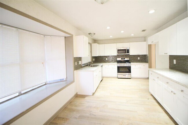 Building Photo - 5338 Pine Cliff Dr