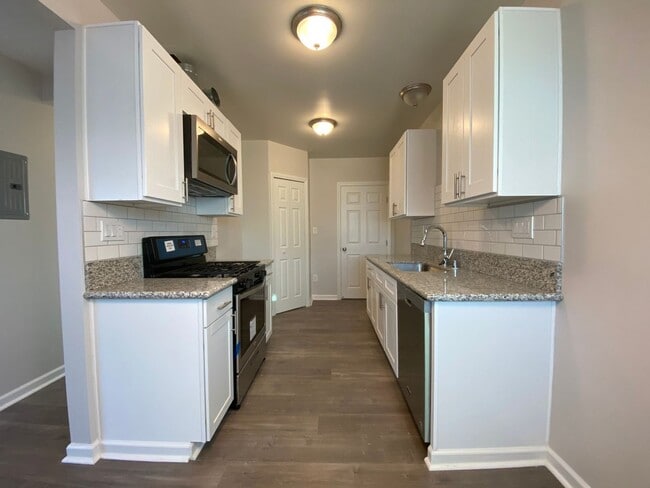 Building Photo - 607 S Fir Ave