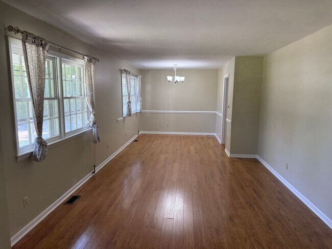 Building Photo - Spacious 4 Bedroom Home with Bonus Room & Large Fenced Backyard