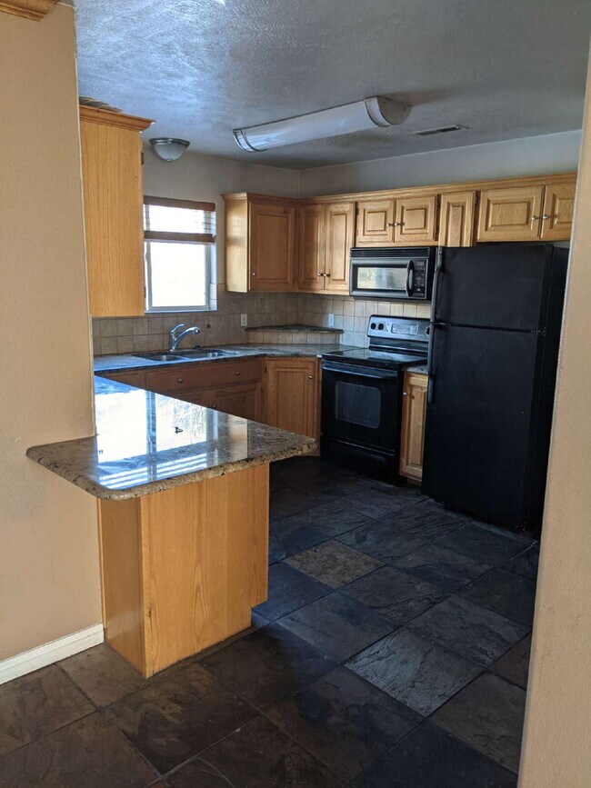 Building Photo - 3-Bed Townhouse in Saint George with Spacious 1400 Sq Ft Layout "