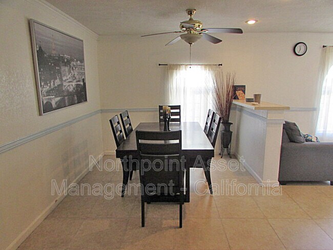 Foto del edificio - 1855 Pepper Tree Ln E
