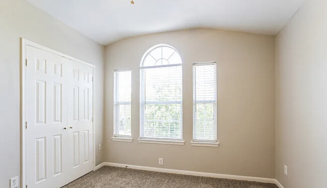 Building Photo - 32435 Hunter Park Ct