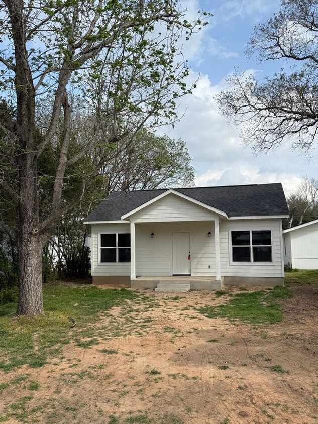 Primary Photo - Charming 2 Bedroom / 2 Bath Bungalow