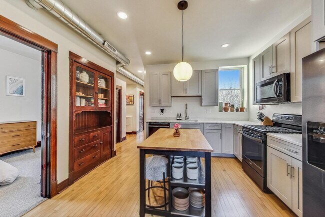 Building Photo - 930 N Fairfield Ave