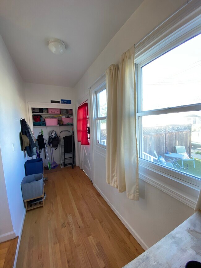 Entry hallway - 1425 Madison St