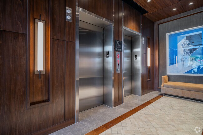 Ascensores principales - 7600 Broadway