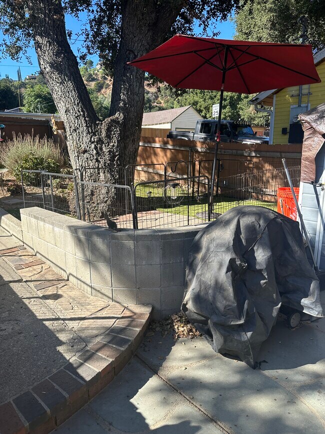 Foto del edificio - 842 Katherine Rd