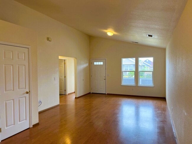 Foto del edificio - Spacious 3-bed 2-bath home with attached g...