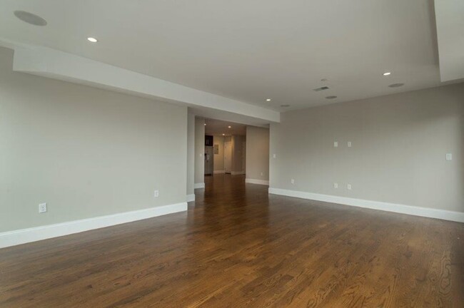 Building Photo - 339 D St
