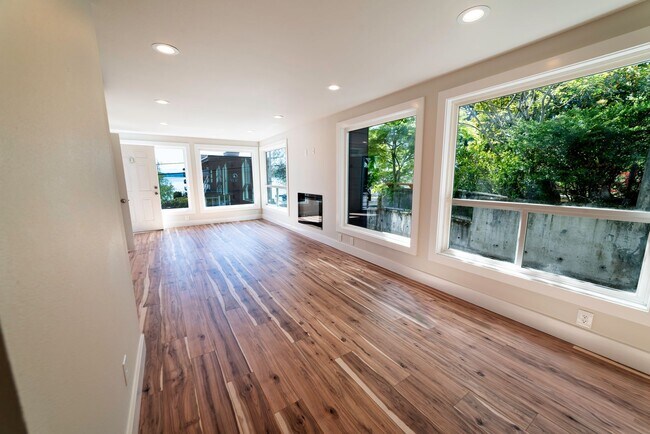 Foto del edificio - 329 Lakeside Ave S