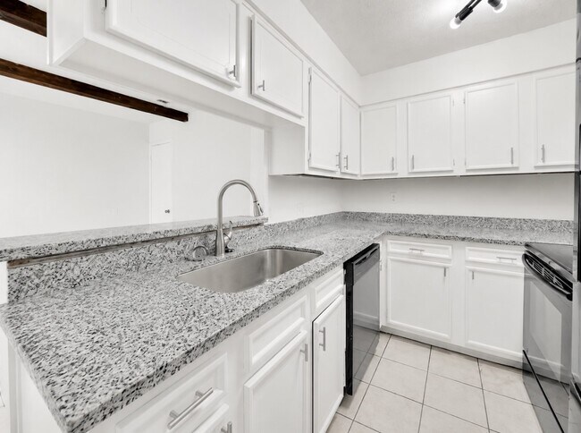 Foto del edificio - 13517 Castilian Dr