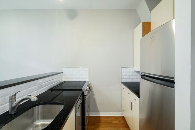 Building Photo - 1808 Catharine St