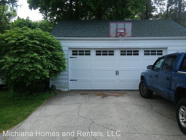 Building Photo - 4 br, 1.5 bath House - 2033 Portage Ave