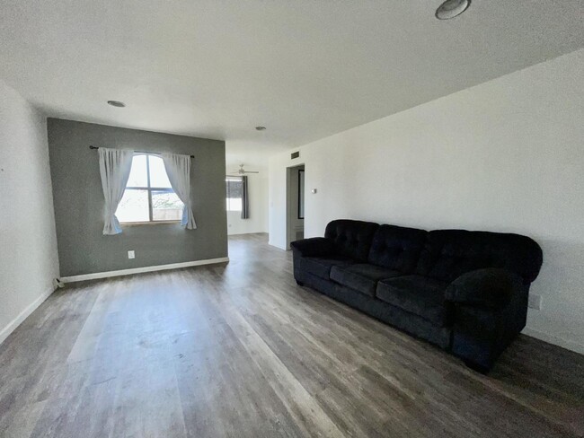 Foto del edificio - One bedroom one bath condo with garage, $8...