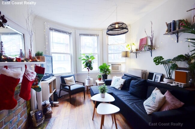 Foto del edificio - 32 Edgerly Rd