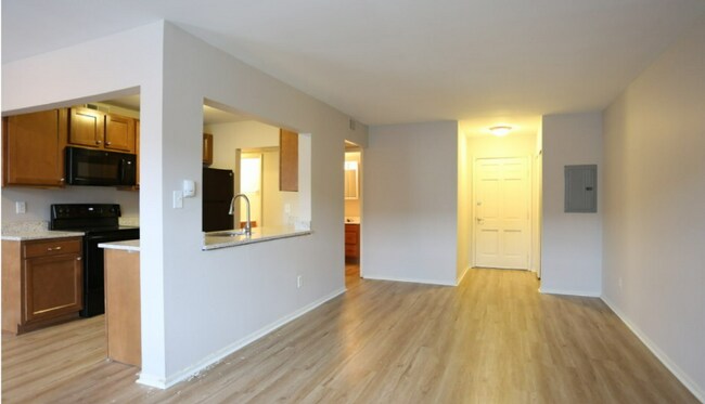 Building Photo - 2565 Riverside Dr