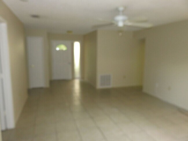 Foto del edificio - Open and bright 2/2 with garage