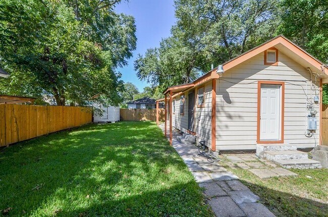 Building Photo - 908 Altic St