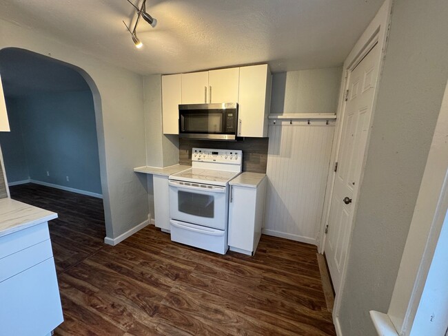 Building Photo - Updated 2-Bedroom Home in Prime Downtown L...