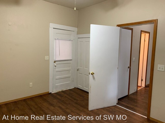 Building Photo - 622 E Division St